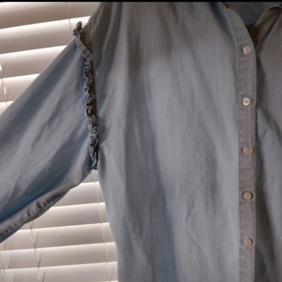 Light blue Button-up with ruffled Stiching! - Picture 6 of 7